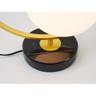 Złota lampa stołowa Bella z marmurową podstawą w stylu glamour